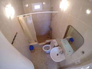 Гостевой дом Guesthouse Lenjeri Местиа Двухместный номер эконом-класса с 2 отдельными кроватями и общей ванной комнатой-9